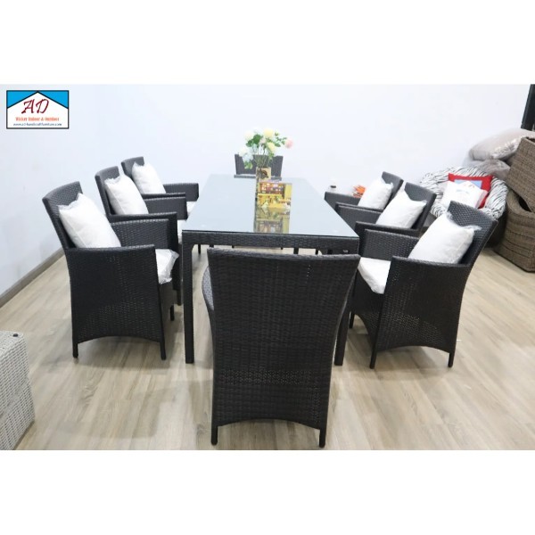 European-style poly rattan furniture offers durability and high performance for restaurants
