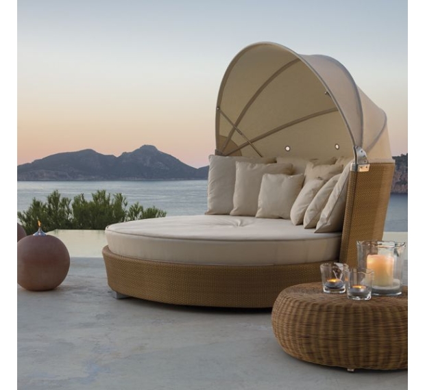 POLY RATTAN DAYBED WITH CANOPY