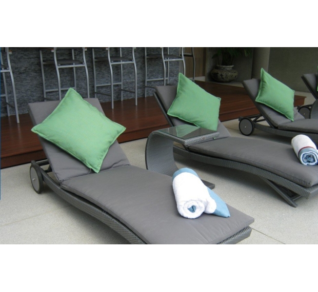 POLY RATTAN SUNBED WITH TWO WHEELS HEAD