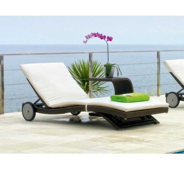 POLY RATTAN SUNBED WITH TWO WHEELS HEAD