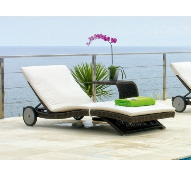 POLY RATTAN SUNBED WITH TWO WHEELS HEAD